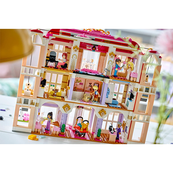 LEGO Friends 42704 Heartlake City Grand Hotel
