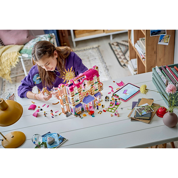 LEGO Friends 42704 Heartlake City Grand Hotel