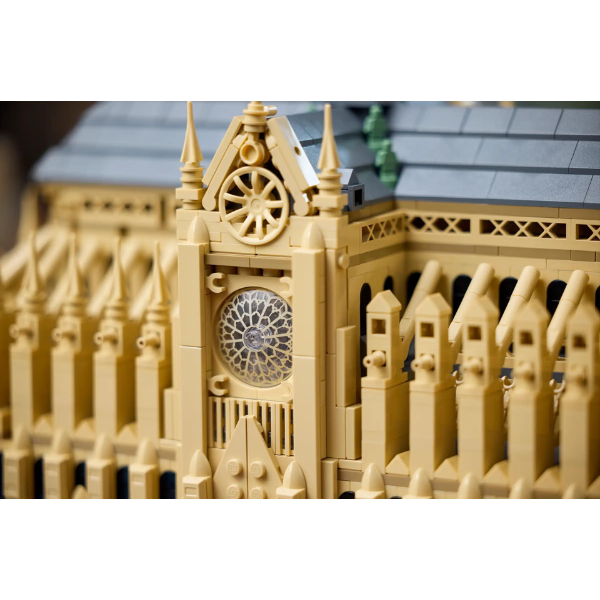 lego-architecture-notredame-window