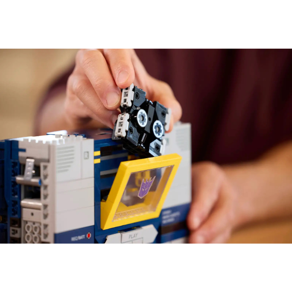 lego-icons-transformerssoundwave-tape