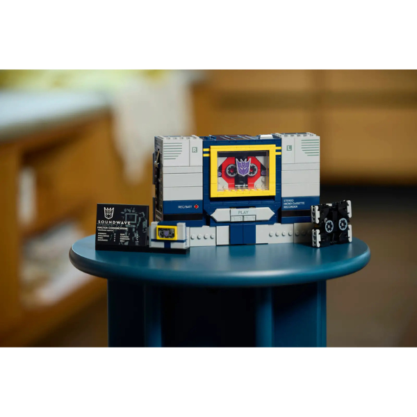 lego-icons-transformerssoundwave-tapestable