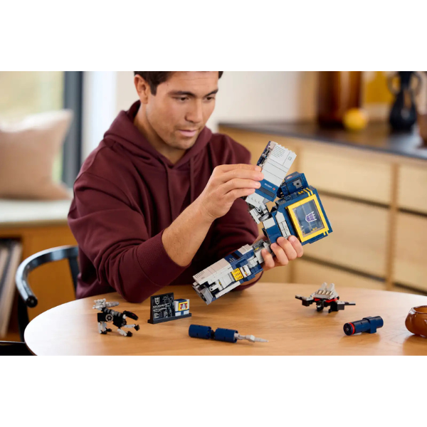 lego-icons-transformerssoundwave-transformplay