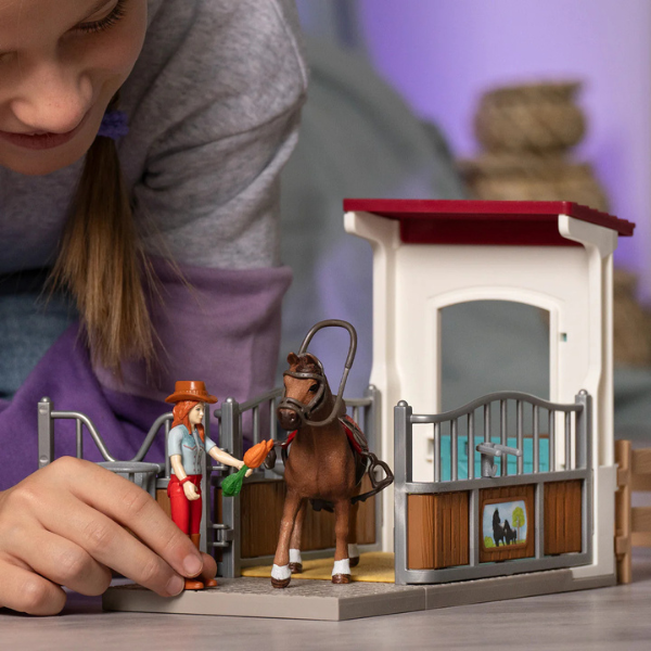 schleich-horseboxhannahcayenne-play