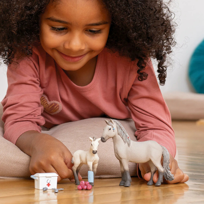 schleich-horseclubhannahfirstaid-play