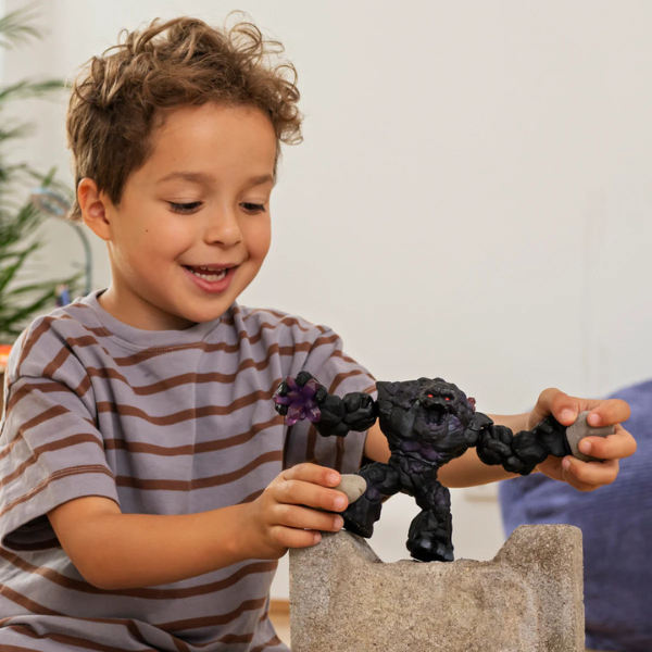 schleich-shadowstonemonster-holding
