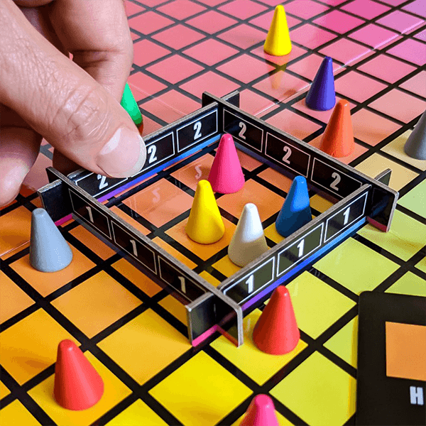Usaopoly Hues and Cues Game (Multilingual Edition)
