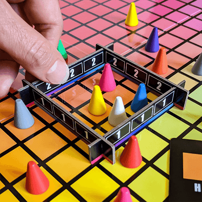 Usaopoly Hues and Cues Game (Multilingual Edition)