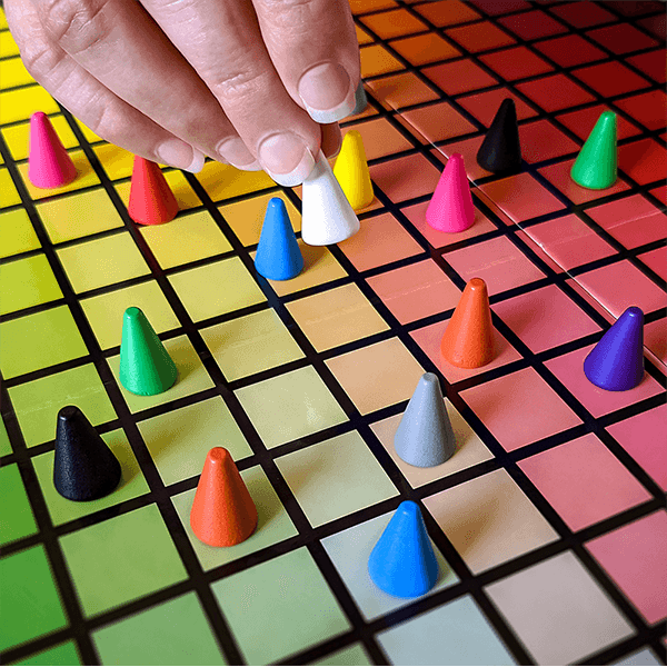 Usaopoly Hues and Cues Game (Multilingual Edition)
